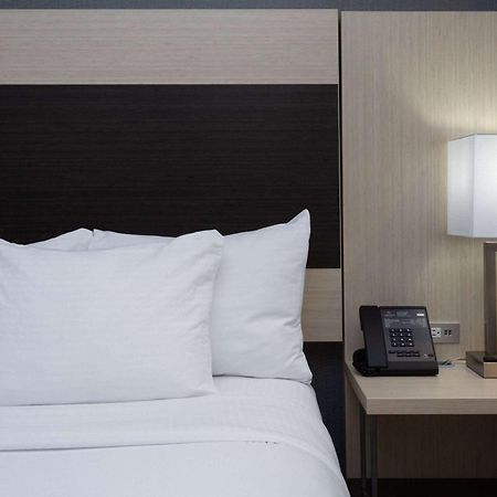 La Quinta Inn & Suites By Wyndham Shorewood 외부 사진