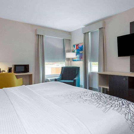 La Quinta Inn & Suites By Wyndham Shorewood 외부 사진