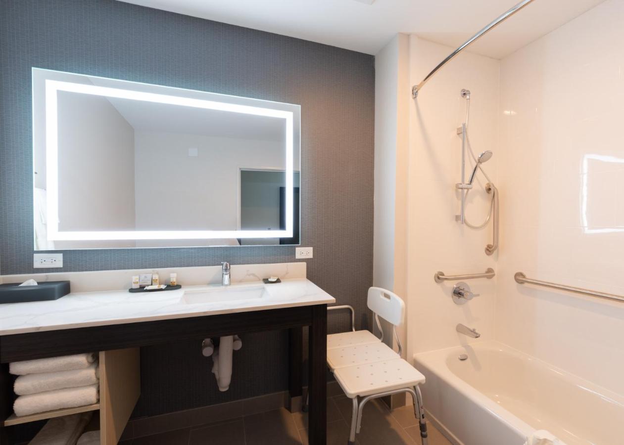 La Quinta Inn & Suites By Wyndham Shorewood 외부 사진