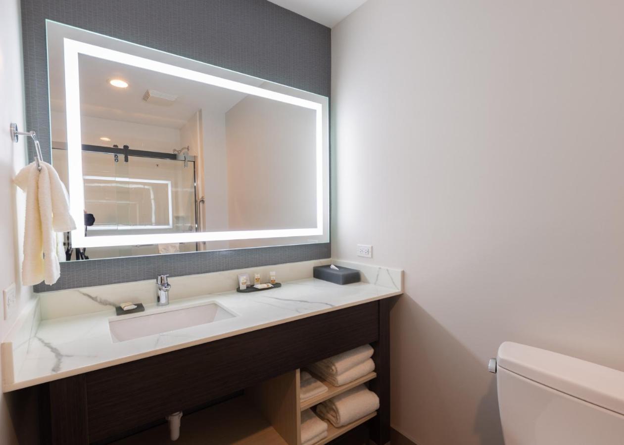 La Quinta Inn & Suites By Wyndham Shorewood 외부 사진