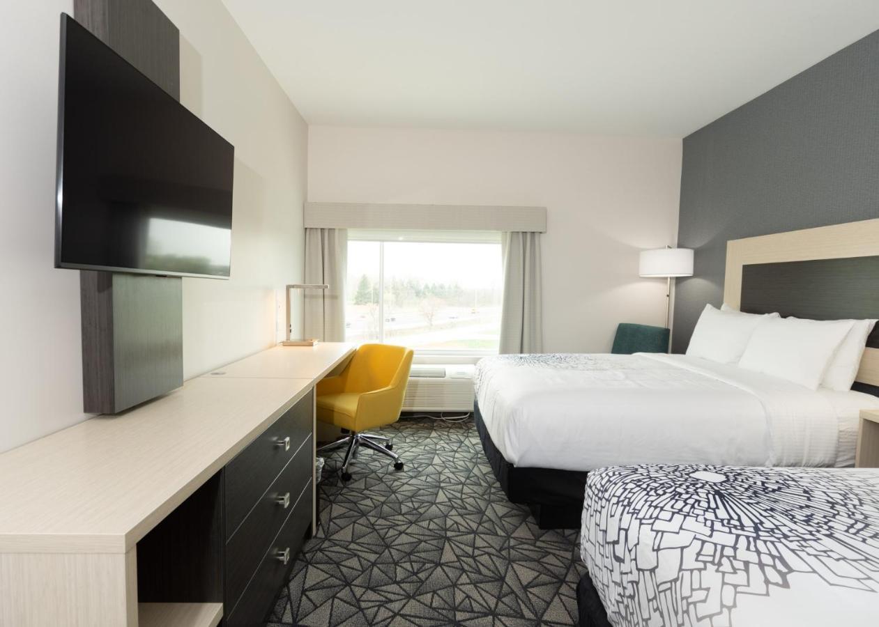 La Quinta Inn & Suites By Wyndham Shorewood 외부 사진