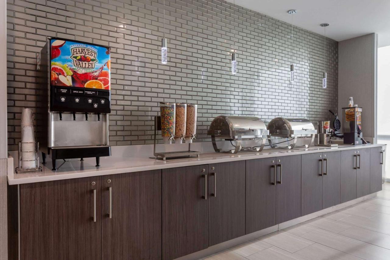 La Quinta Inn & Suites By Wyndham Shorewood 외부 사진