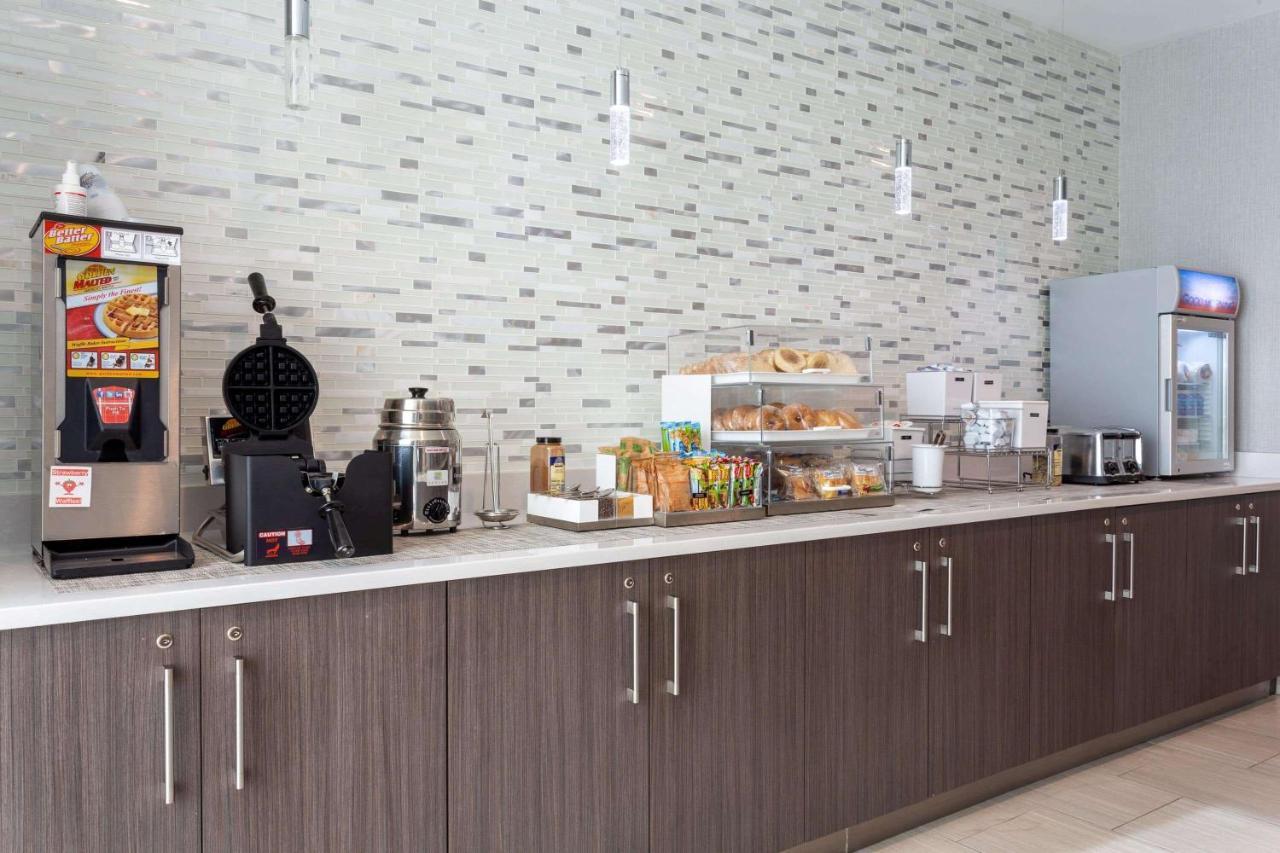 La Quinta Inn & Suites By Wyndham Shorewood 외부 사진