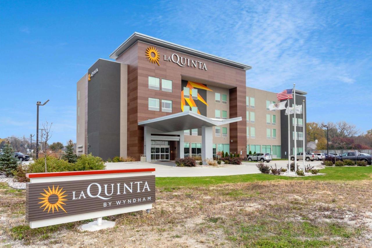 La Quinta Inn & Suites By Wyndham Shorewood 외부 사진