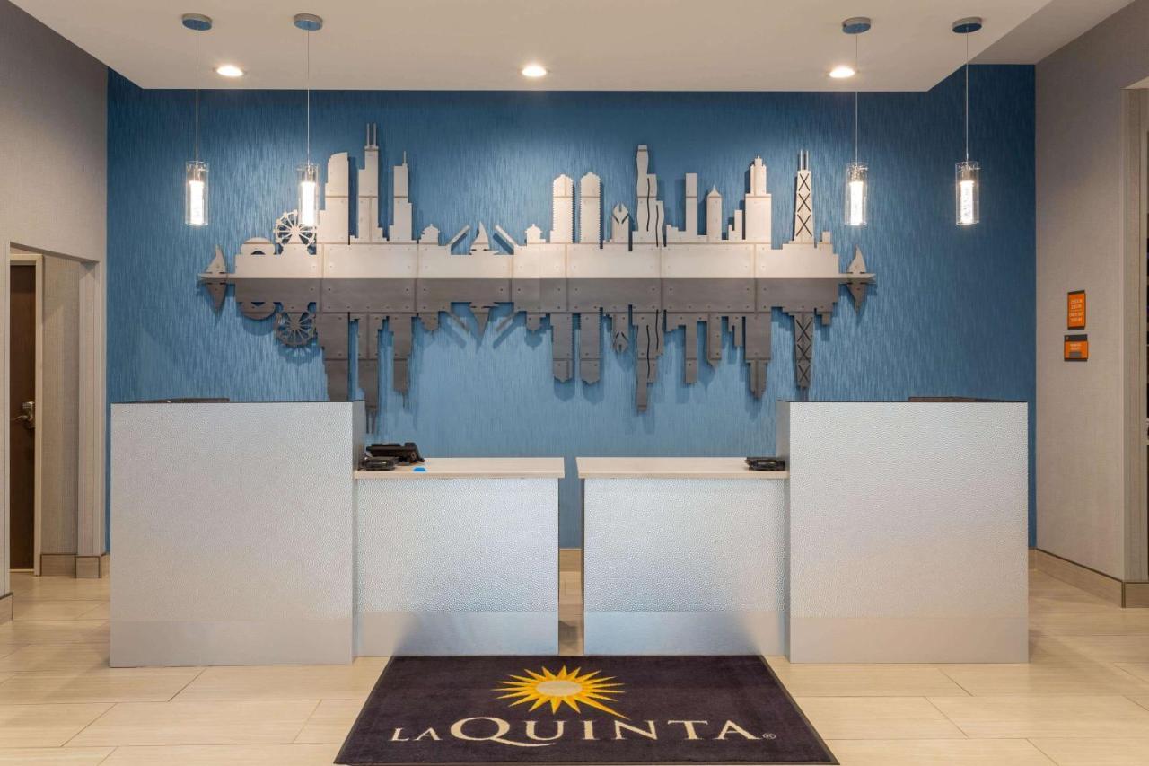 La Quinta Inn & Suites By Wyndham Shorewood 외부 사진