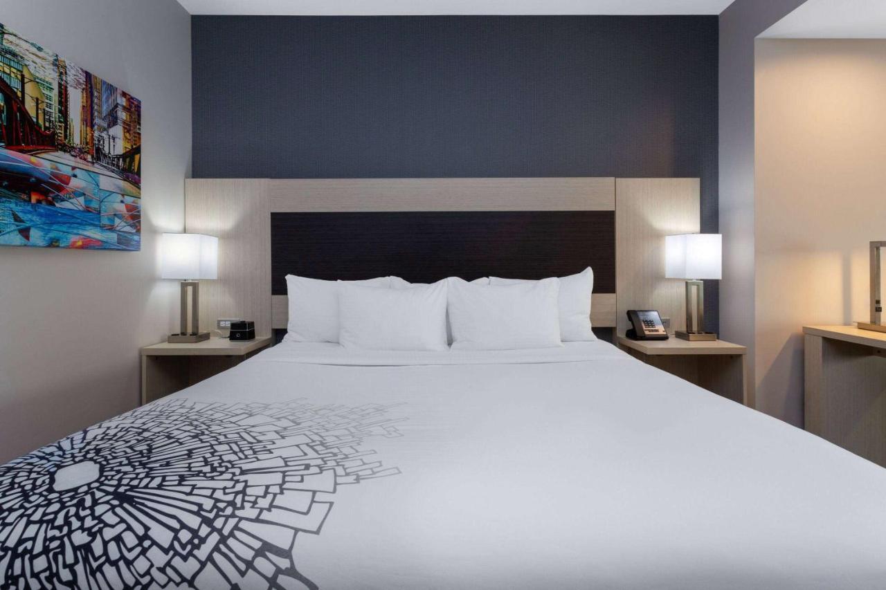 La Quinta Inn & Suites By Wyndham Shorewood 외부 사진