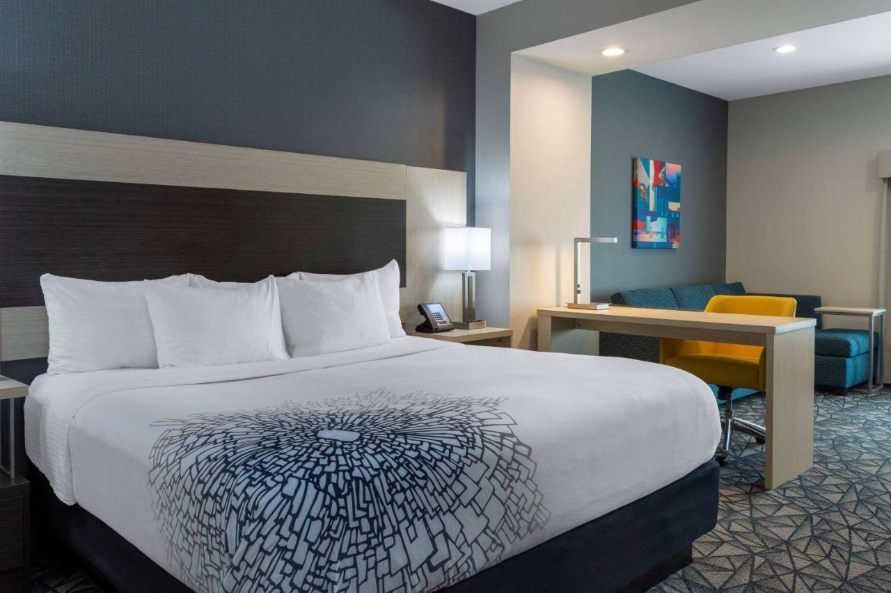 La Quinta Inn & Suites By Wyndham Shorewood 외부 사진