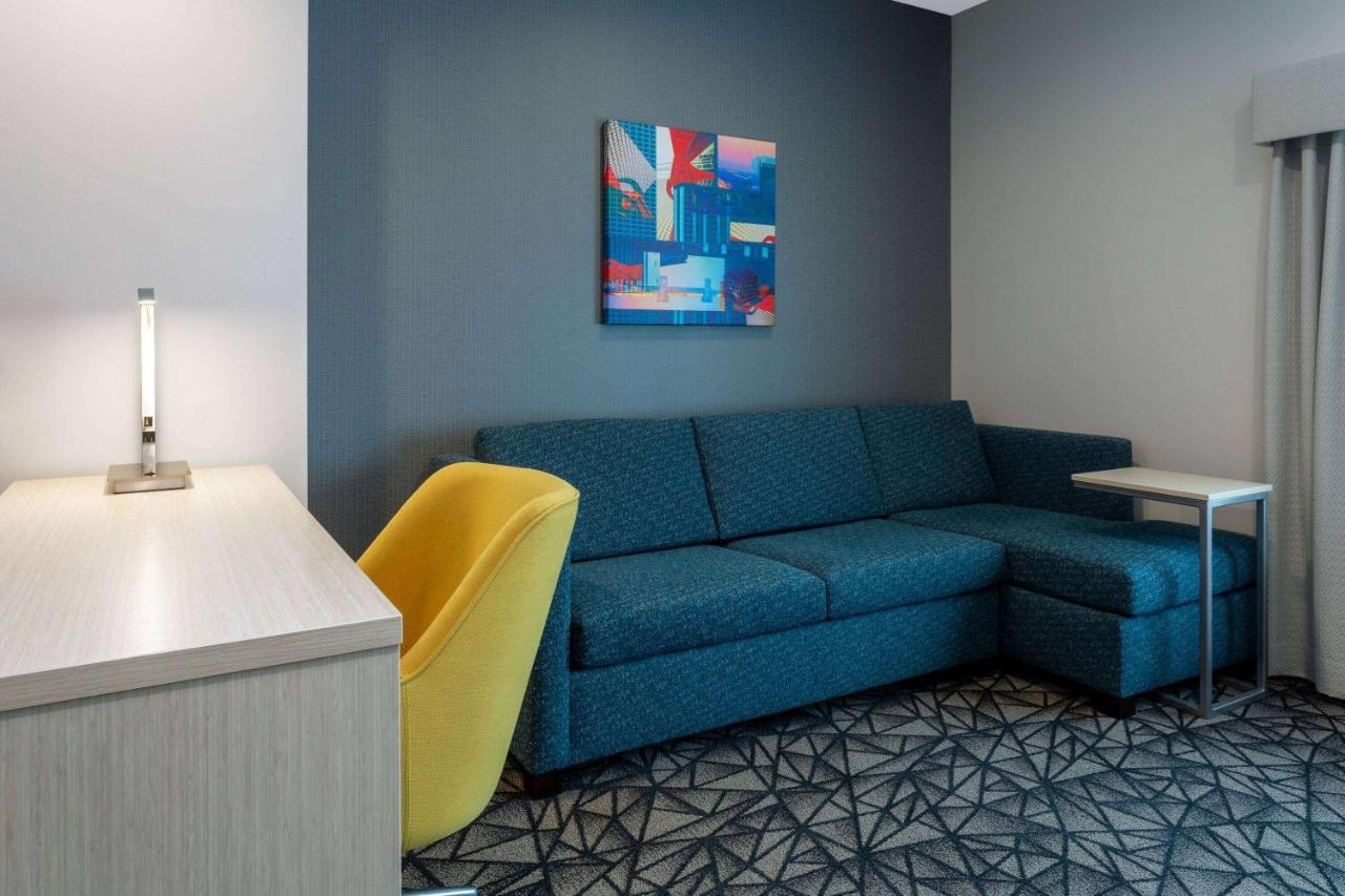 La Quinta Inn & Suites By Wyndham Shorewood 외부 사진