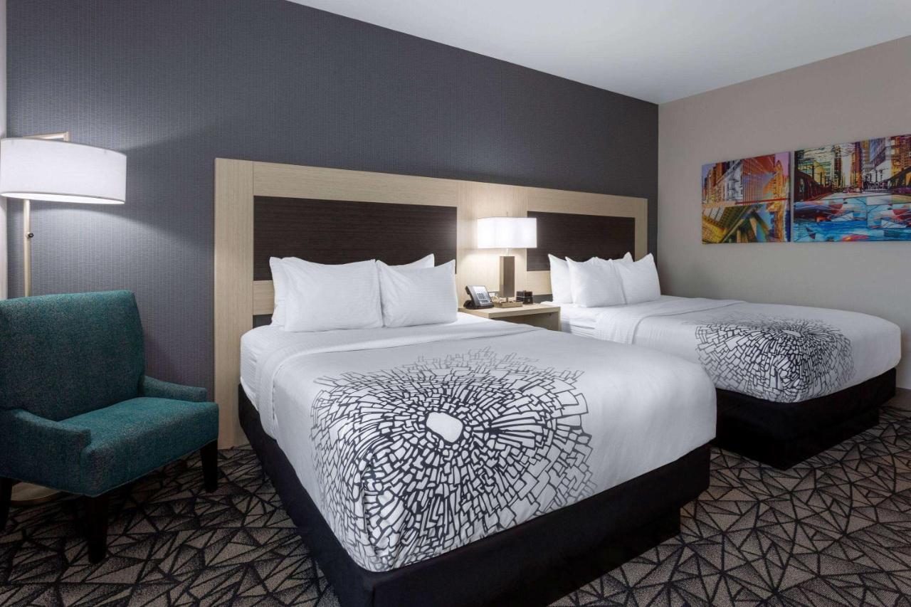 La Quinta Inn & Suites By Wyndham Shorewood 외부 사진