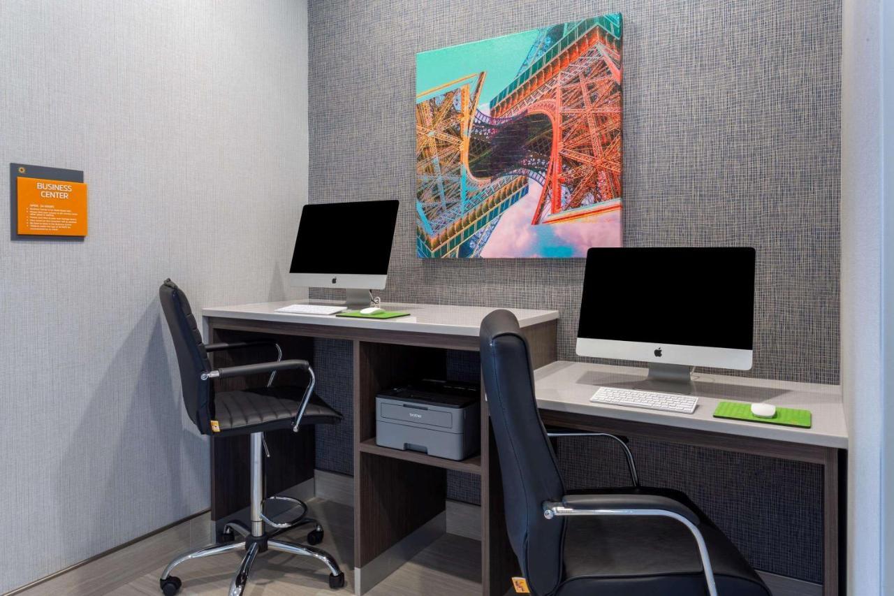 La Quinta Inn & Suites By Wyndham Shorewood 외부 사진