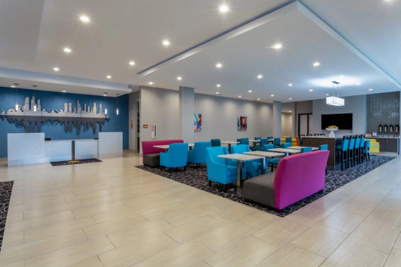La Quinta Inn & Suites By Wyndham Shorewood 외부 사진