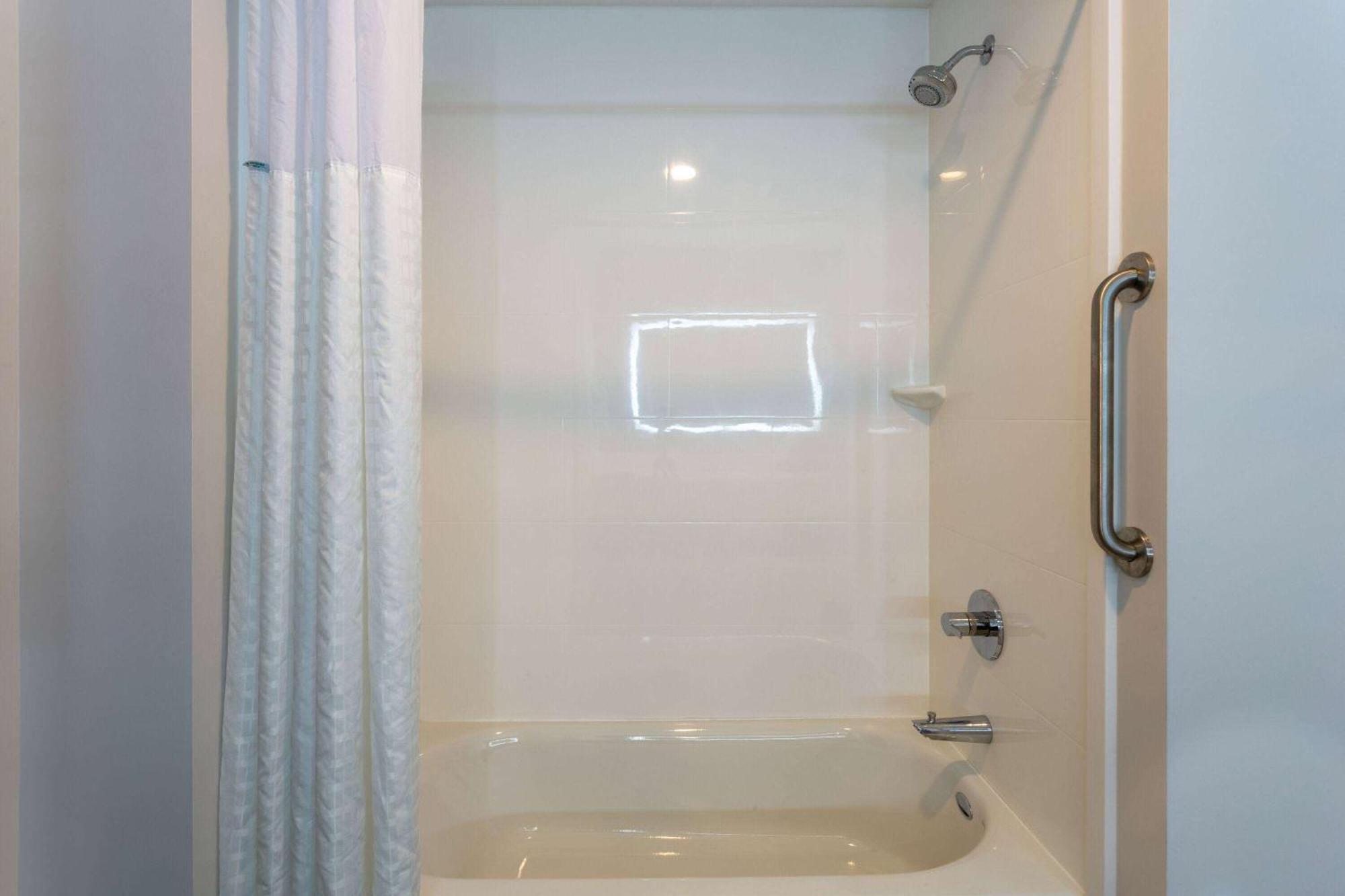 La Quinta Inn & Suites By Wyndham Shorewood 외부 사진