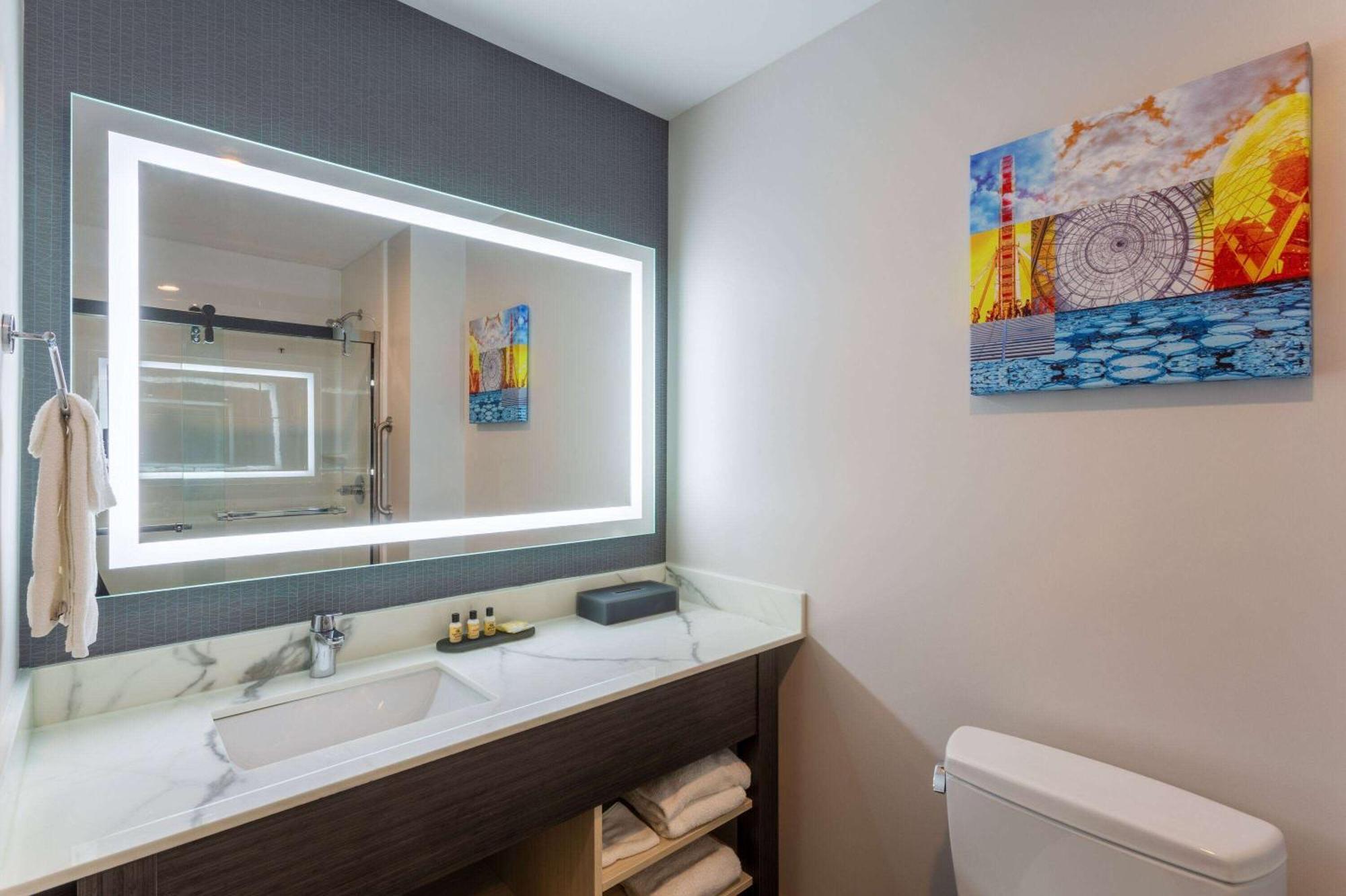 La Quinta Inn & Suites By Wyndham Shorewood 외부 사진