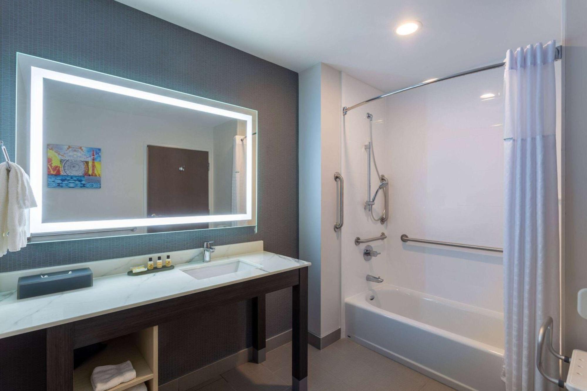 La Quinta Inn & Suites By Wyndham Shorewood 외부 사진