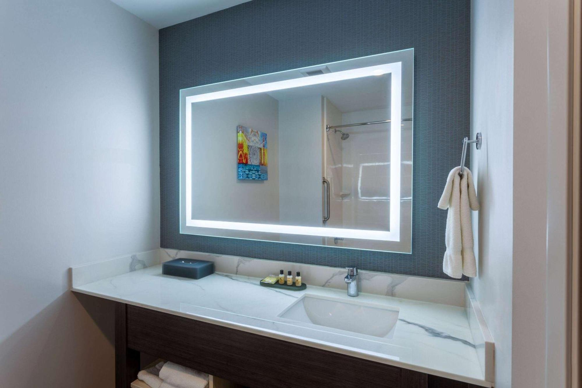 La Quinta Inn & Suites By Wyndham Shorewood 외부 사진
