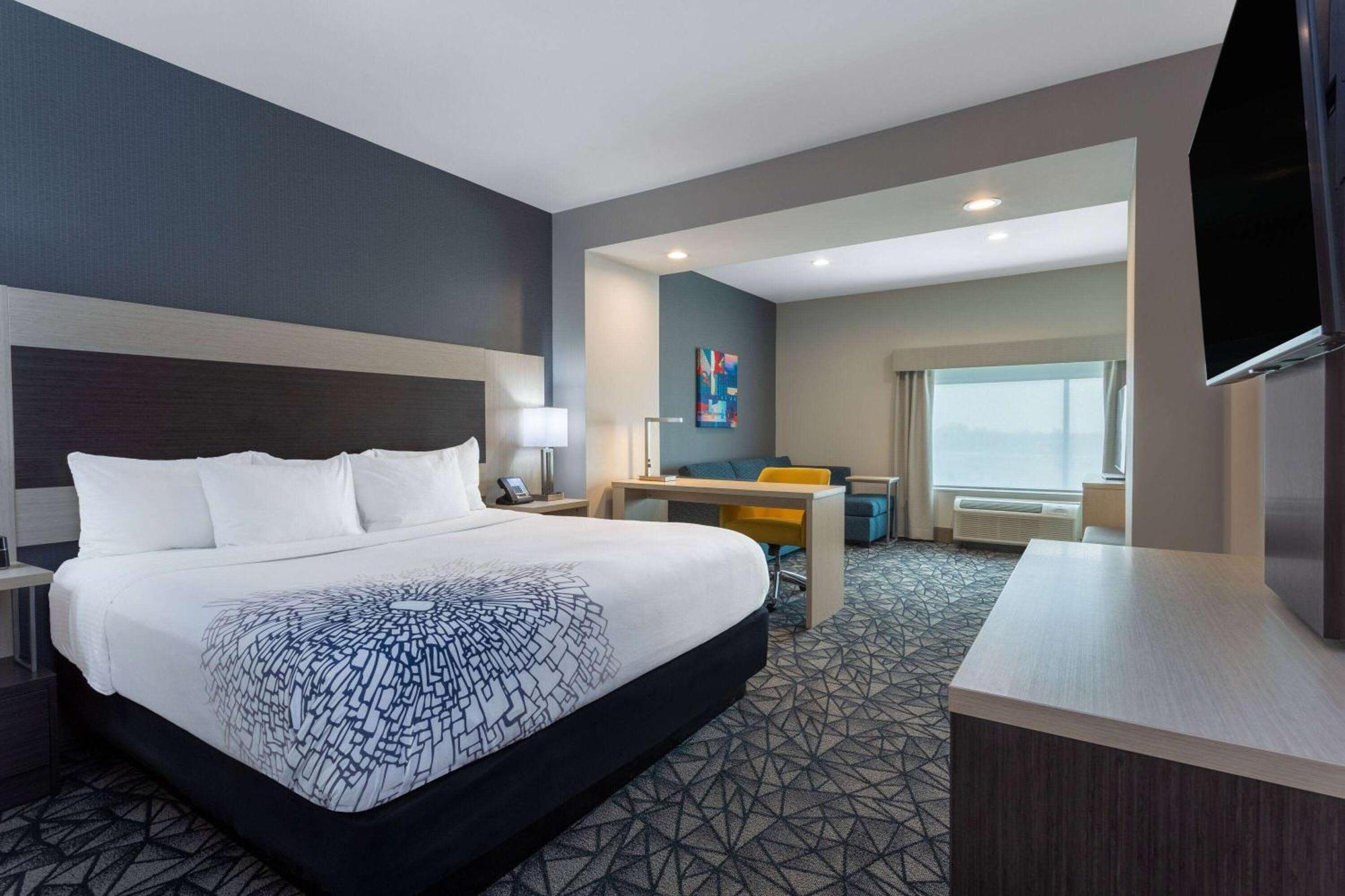 La Quinta Inn & Suites By Wyndham Shorewood 외부 사진