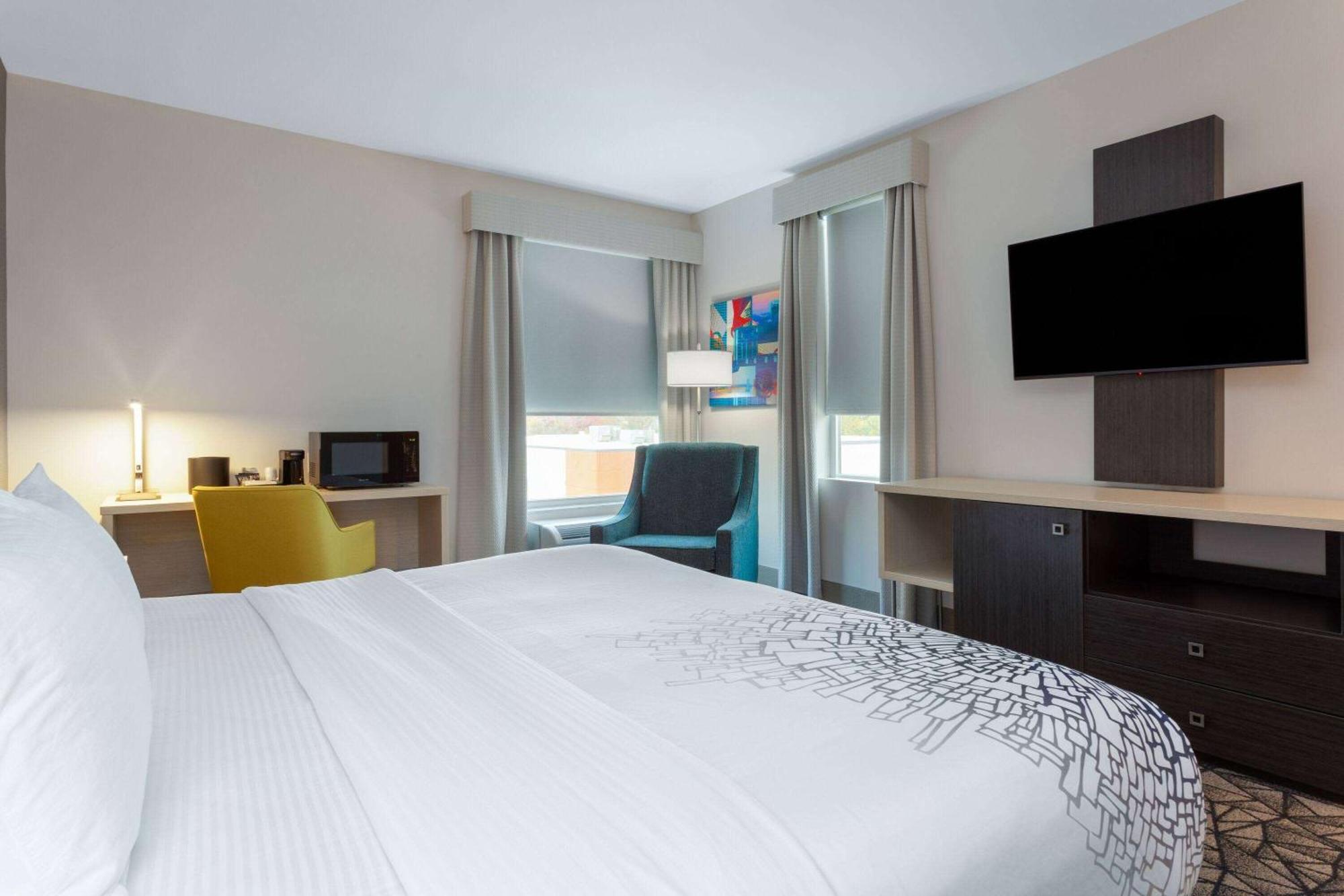 La Quinta Inn & Suites By Wyndham Shorewood 외부 사진