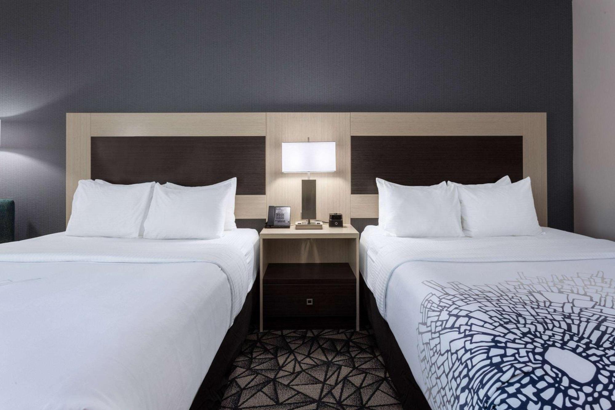 La Quinta Inn & Suites By Wyndham Shorewood 외부 사진