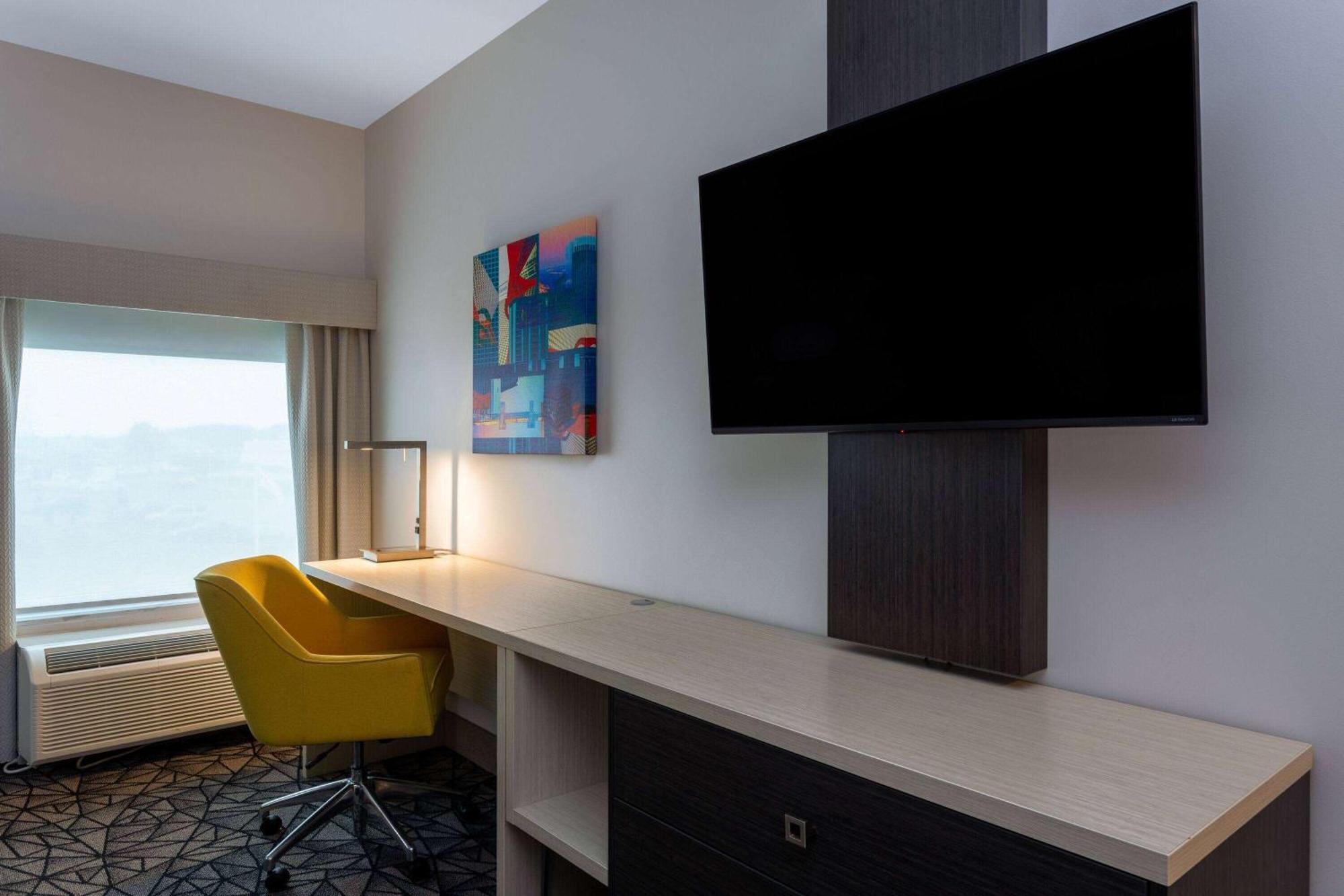 La Quinta Inn & Suites By Wyndham Shorewood 외부 사진
