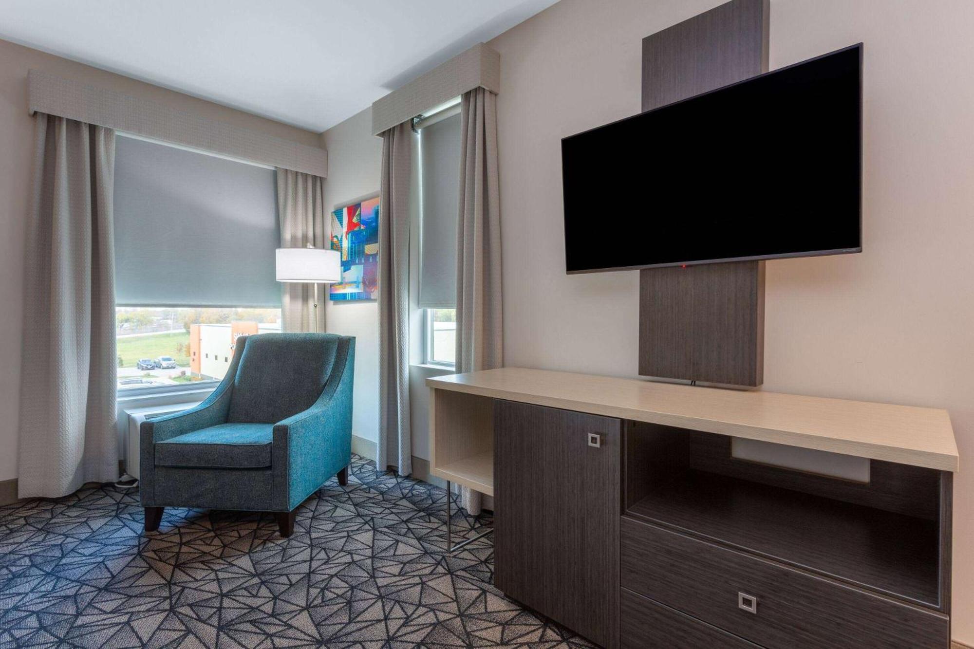La Quinta Inn & Suites By Wyndham Shorewood 외부 사진