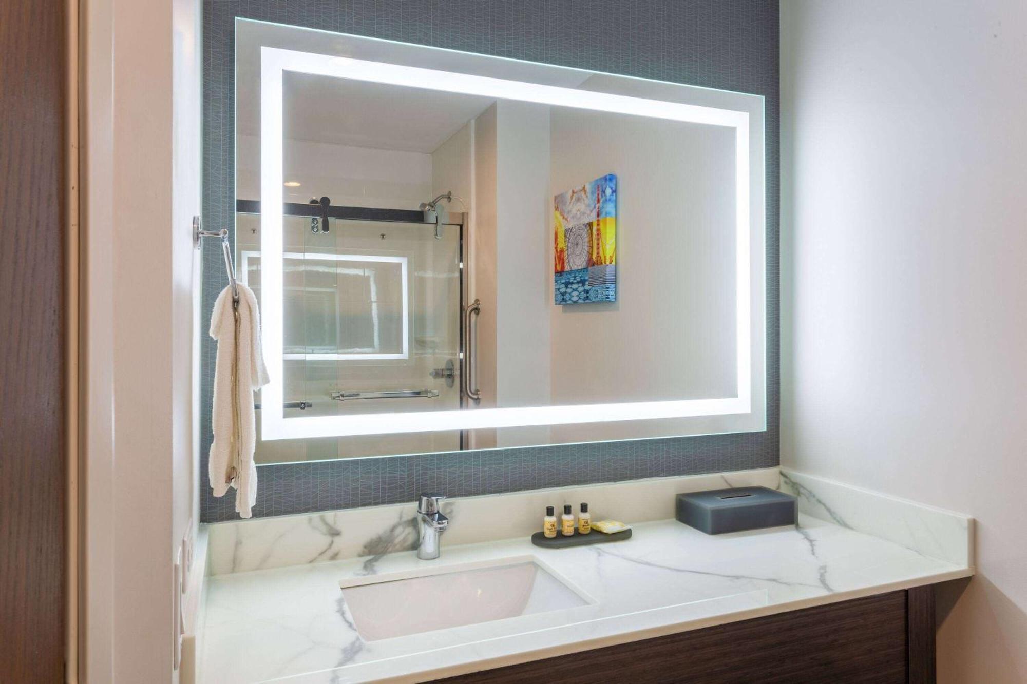 La Quinta Inn & Suites By Wyndham Shorewood 외부 사진