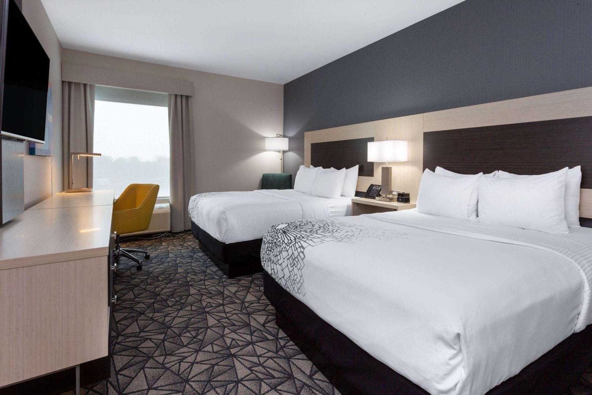 La Quinta Inn & Suites By Wyndham Shorewood 외부 사진