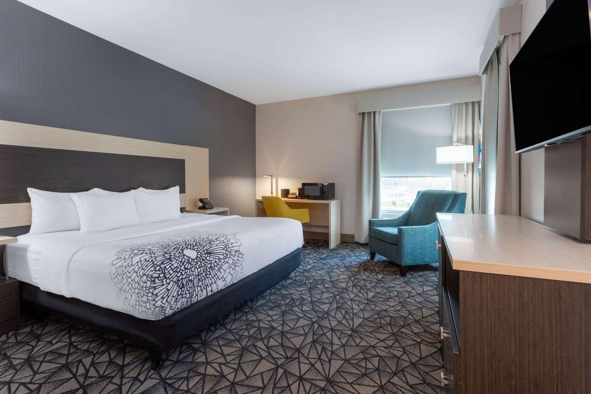 La Quinta Inn & Suites By Wyndham Shorewood 외부 사진