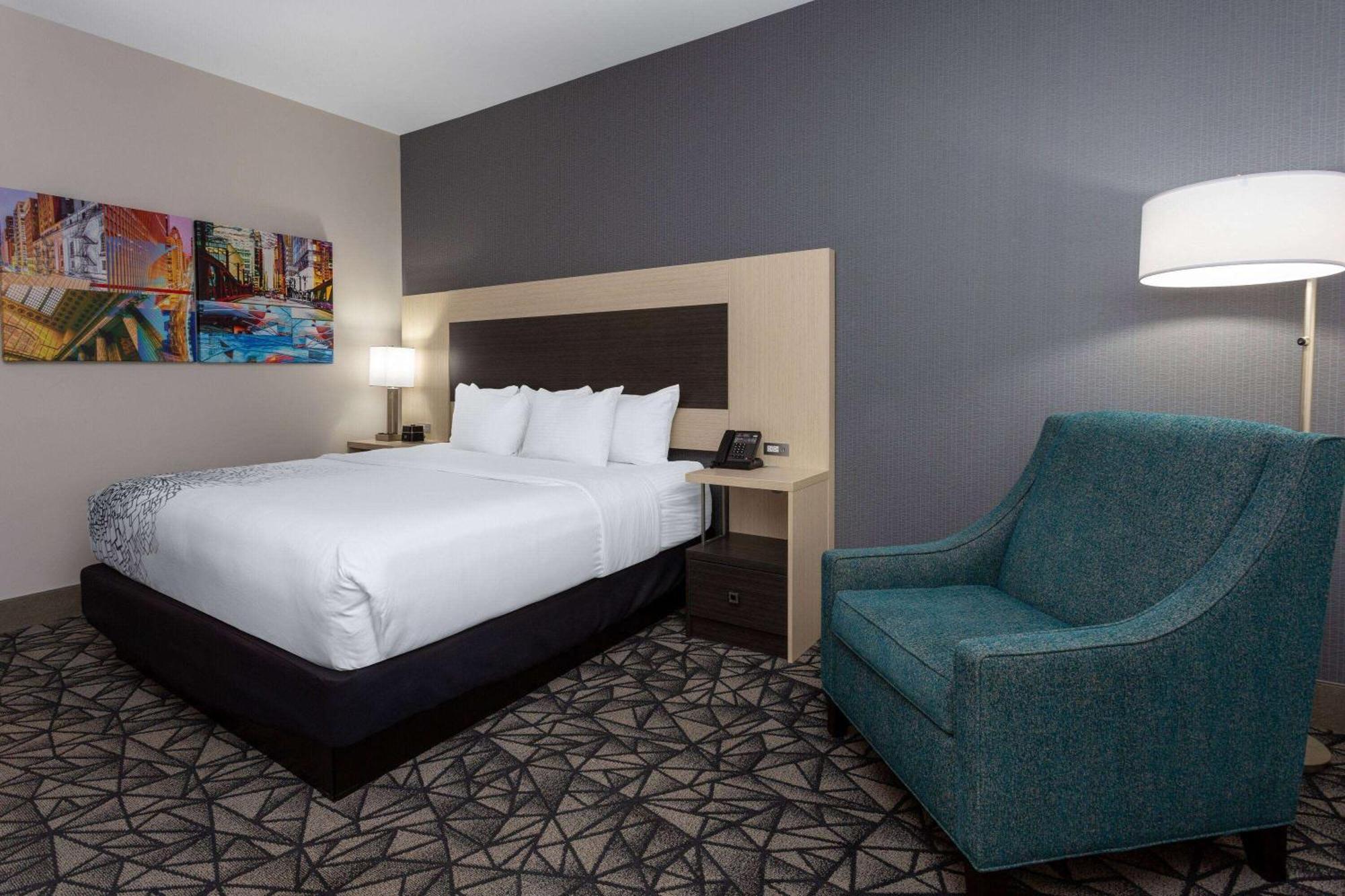 La Quinta Inn & Suites By Wyndham Shorewood 외부 사진