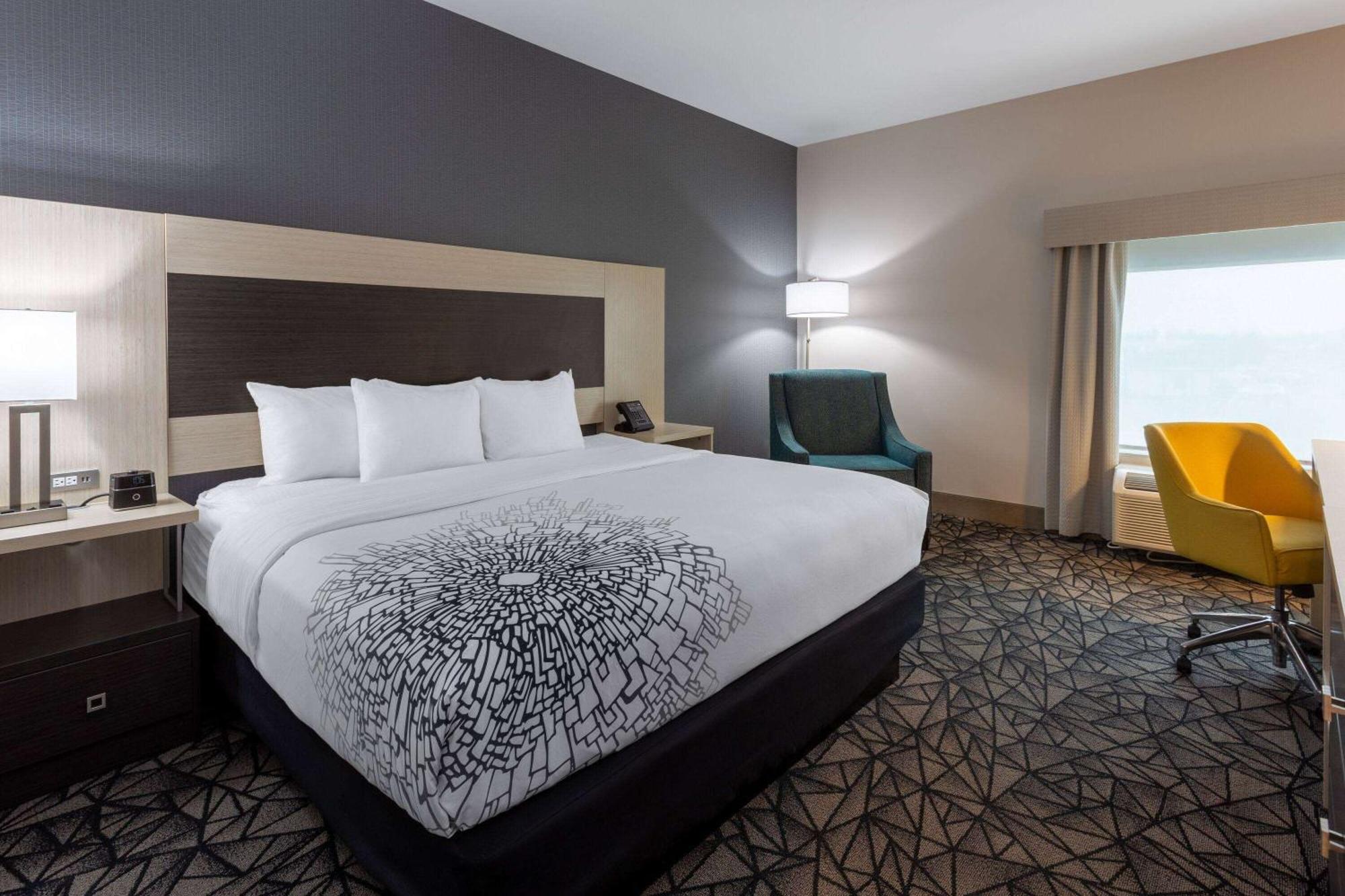 La Quinta Inn & Suites By Wyndham Shorewood 외부 사진